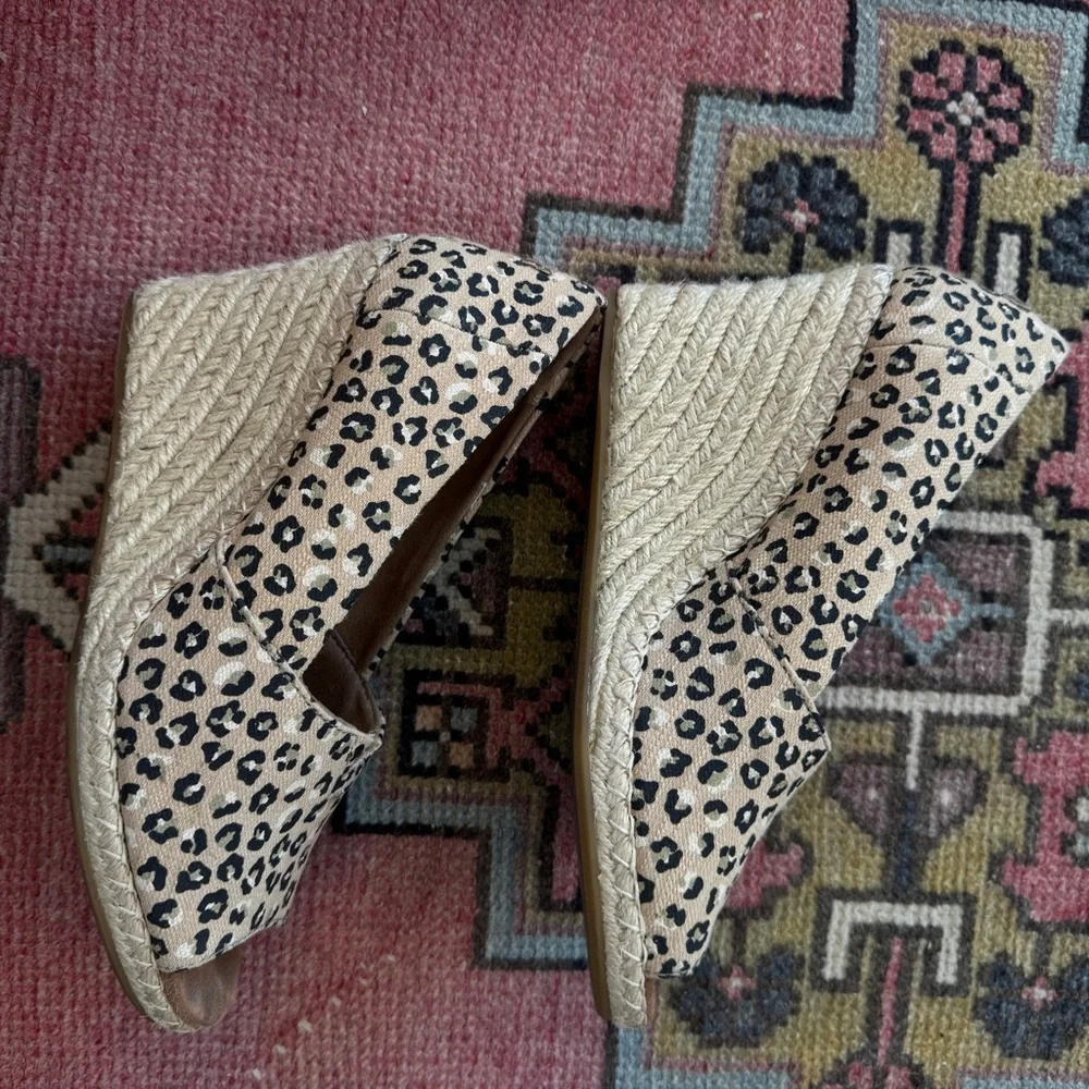 TOMS Michelle Cheetah Peep Toe Espadrille Wedges Size 9.5 Slip On Sandals Womens - Picture 6 of 8
